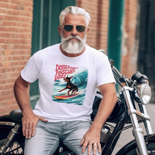 Wave Rider: Doberman Pinscher Hund surfen im Stil T-Shirt