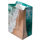 Waves am Sandy Beach Mittlere Geschenktüte (Vorderseite Schrägansicht)