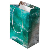 Waves am Sandy Beach Mittlere Geschenktüte (Rückseite Schrägansicht)