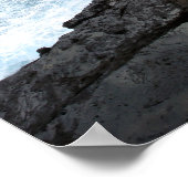 Waves on Dark Rocks Poster (Ecke)