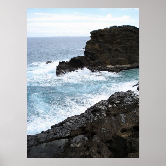 Waves on Dark Rocks Poster (Vorne)