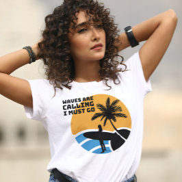 Waves ruft an und muss Surfer Girl gehen T-Shirt