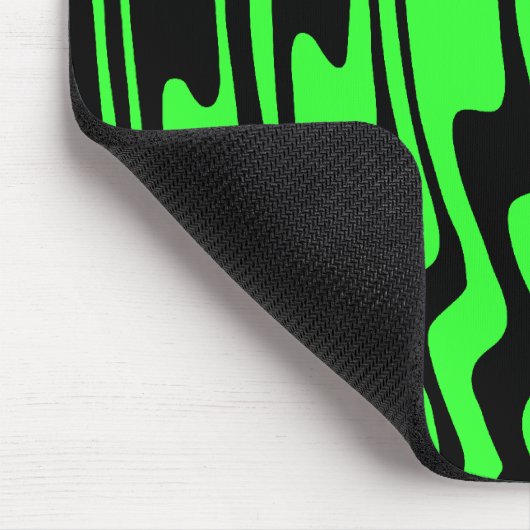 Wavey Stripey - Schwarz und Grün II Mousepad (Ecke)