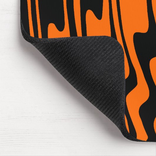 Wavey Stripey - Schwarz und Orange Mousepad (Ecke)