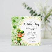 Waving Leprechaun und Kleeblätter Einladung (Stehend Vorderseite)