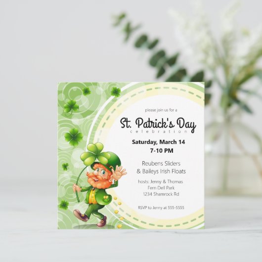 Waving Leprechaun und Kleeblätter Einladung (Stehend Vorderseite)