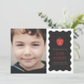 Wavy Apple Vorschule Foto-Abschlussankündigung Save The Date (Stehend Vorderseite)