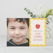 Wavy Apple Vorschule Foto Abschlussankündigung Save The Date (Stehend Vorderseite)