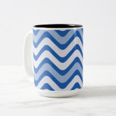 Wavy Blue Pattern Zweifarbige Tasse (Vorderseite Links)