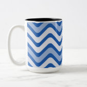 Wavy Blue Pattern Zweifarbige Tasse (Links)