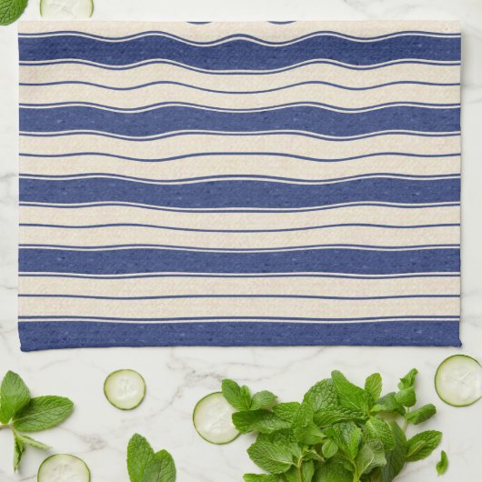 Wavy Blue und White Stripes Geschirrtuch (Gefaltet)