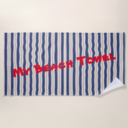 Wavy Blue und White Stripes Strandtuch (Vorderseite)