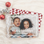 Wavy Border Modern Retro Weihnachts-Foto<br><div class="desc">Diese Urlaubskarte zeigt Ihr Lieblings-Foto, gerahmt von einem fetten, welligen weißen Rand. "Happy Holiday" ist in verspielter Typografie geschrieben, mit Ihrem Familiennamen unten in niedlicher Schrift. Der Rücken zeigt ein lustiges, rückwärts gewölbtes Muster. Diese Karte ist perfekt, um Ihren Urlaub mit Freunden und Familie zu teilen. Sie verbindet kühnes Ambiente...</div>