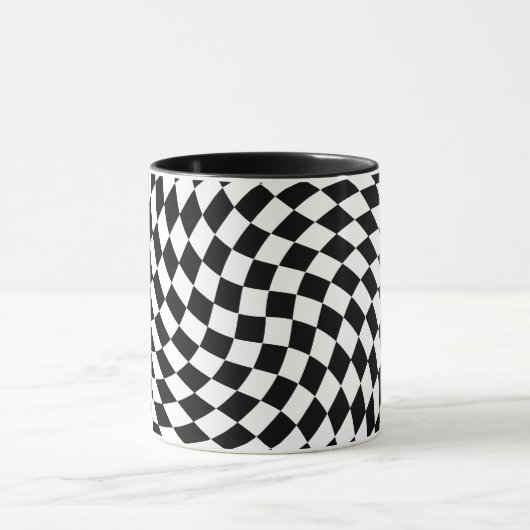 Wavy Checkered Black and White Optical Illusion Tasse (Zentrum)