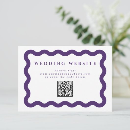 Wavy Lila Wedding Website QR Code Begleitkarte (Stehend Vorderseite)