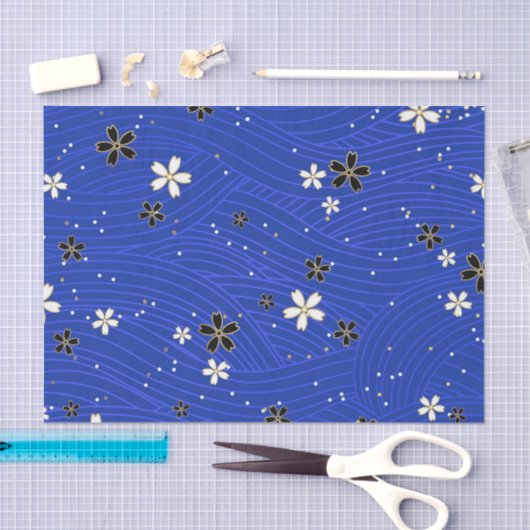  Wavy lines, adorned with black and white flowers Seidenpapier (Handwerk)