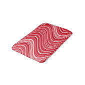 Wavy Lines in Rot und Weiß Badematte (Schrägansicht)