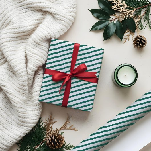 Wavy Modern Minimal Green & White Stripe Muster Geschenkpapier