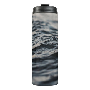 Wavy Ocean tagsüber Thermosbecher