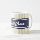 Wavy Painterly Stripes Navy und Creme mit Namen Kaffeetasse (VorderseiteRechts)