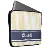 Wavy Painterly Stripes Navy und Creme mit Namen Laptopschutzhülle (Vorne Rechts)