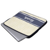 Wavy Painterly Stripes Navy und Creme mit Namen Laptopschutzhülle (Vorne Knopf)