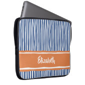 Wavy Painterly Stripes Orange und Blau mit Namen Laptopschutzhülle (Vorne Rechts)
