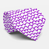 Wavy Pattern - Lila auf White Krawatte (Gerollt)
