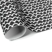 Wavy Pattern - Weiß auf Schwarz Geschenkpapier (Rolleneckpunkt)