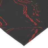 Wavy rote goldene lange Striche auf dunklem Hinter Kurzer Tischläufer (Ecke)