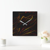 Wavy rote goldene lange Striche auf dunklem Hinter Quadratische Wanduhr (Zuhause)