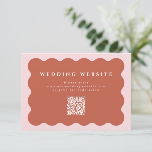 Wavy Terracotta & Blush Wedding Website QR Code Begleitkarte (Stehend Vorderseite)