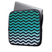 Wavy Turquoise Stripes Laptopschutzhülle (Vorderseite Links)