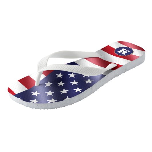 Wavy US Flag Red White and Blue Flip Flops Badesandalen (Schrägansicht)