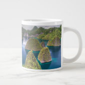 Wayag Island Landschaft, Indonesien Jumbo-Tasse (Rechts)