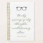 Wayfarer Glasses Script Zitat Personalisiert Planer<br><div class="desc">Ein einfaches Notizbuch mit einem individuellen Cover von Waygeraugenglasrahmen, ein Zitat, das "Nerdmuskeln, Geeky Thinks, revolutionäre Ideen" in einem femininen Kalligraphie-Stil-Schriftart sowie personalisierten Text für einen Namen oder ein Klassenfach in einer verbrannten Goldfarbe liest. Die Rückseite enthält auch leicht zu bearbeitende Texte, um eine weitere Nachricht oder eine Möglichkeit für...</div>
