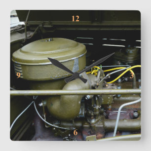 WC für Hunde, LKW-Kriegsmotor. 'Signaltöne' Quadratische Wanduhr