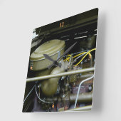 WC für Hunde, LKW-Kriegsmotor. 'Signaltöne' Quadratische Wanduhr (Winkel)