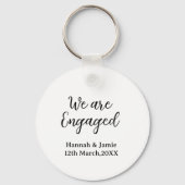 We are Engaged couple name date calligraphystylish Schlüsselanhänger (Rückseite)