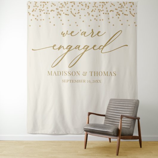 We are Engaged cream glitter gold backdrop Wandteppich (Beispiel)