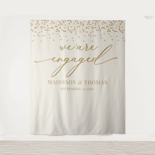 We are Engaged cream glitter gold backdrop Wandteppich (Vorderseite)