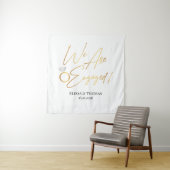 We Are Engaged! Gold Backdrop Wandteppich (Beispiel)