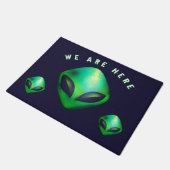 "We Are Here" Green Alien head Fußmatte (Schrägansicht)