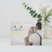 We Are meant To Bee Quote Funny Two Bees Wedding Ankündigungspostkarte (Stehend Vorderseite)