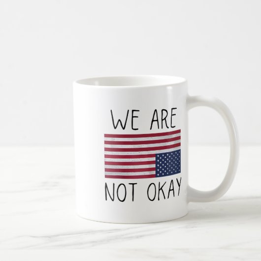 We Are Not Ok Usa Flag Upside Down Patriotic Sayin Kaffeetasse (Rechts)