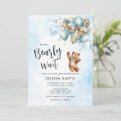 We Can Bearly Wait Blue Balloon Bear Baby Shower  Einladung (Stehend Vorderseite)