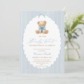 We Can Bearly Wait blue bow Boy Baby Shower Einladung (Stehend Vorderseite)