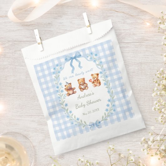 We Can Bearly Wait Blue Gingham Baby Shower Geschenktütchen (Ausgeschnitten)