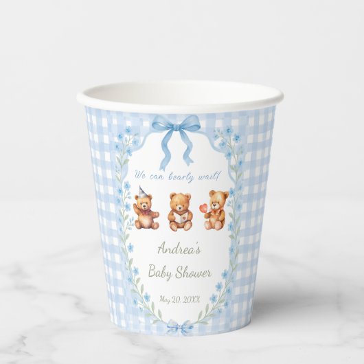 We Can Bearly Wait Blue Gingham Baby Shower Pappbecher (Vorderseite)