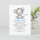 We Can Bearly Wait Blue Teddy Bear Baby Shower Einladung (Stehend Vorderseite)